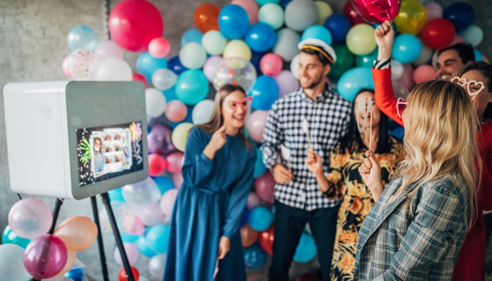 Un 360 Vidéo Booth installé dans une salle spacieuse et bien éclairée. 